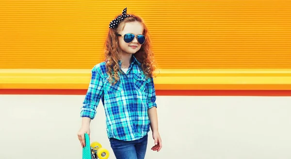 Stijlvol Meisje Kind Met Skateboard Stad Kleurrijke Oranje Achtergrond — Stockfoto