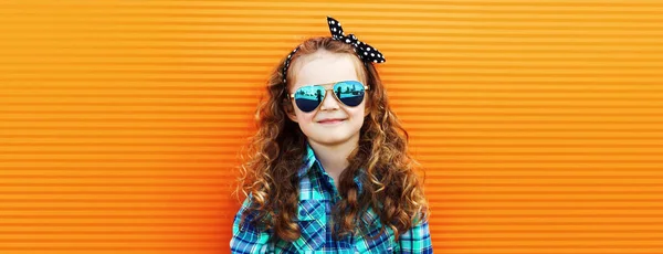 Portret Van Klein Krullend Meisje Kind Met Geruit Shirt Zonnebril — Stockfoto