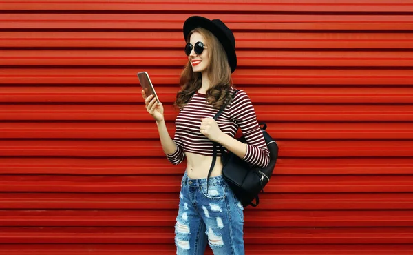 Portret Van Een Stijlvolle Jonge Vrouw Met Smartphone Een Rode — Stockfoto