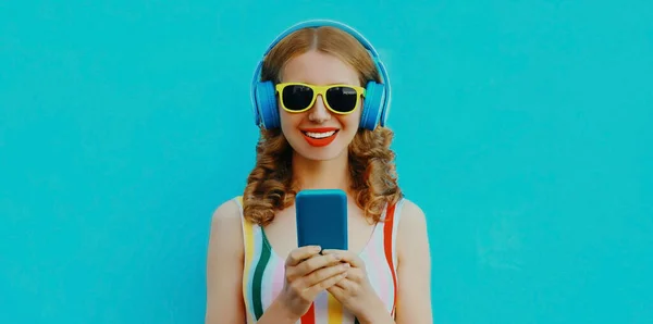 Πορτρέτο Κοντά Του Χαμογελαστή Γυναίκα Ασύρματα Ακουστικά Τηλέφωνο Ακούγοντας Μουσική — Φωτογραφία Αρχείου