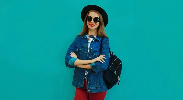 Retrato Una Joven Sonriente Con Sombrero Redondo Negro Chaqueta Mezclilla — Foto de Stock