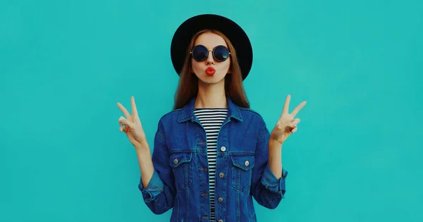 Retrato Una Mujer Joven Que Sopla Sus Labios Rojos Enviando — Foto de Stock