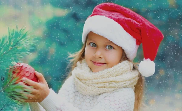 Рождественский Портрет Улыбающейся Девочки Красной Шляпе Санты Игрушкой Открытом Воздухе — стоковое фото