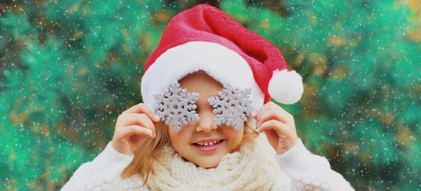 Julporträtt Barn Tomte Röd Hatt Täcker Hennes Ögon Med Snöflingor — Stockfoto