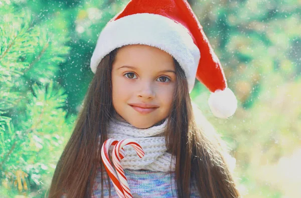 Retrato Natal Criança Menina Sorridente Chapéu Vermelho Santa Com Cana — Fotografia de Stock