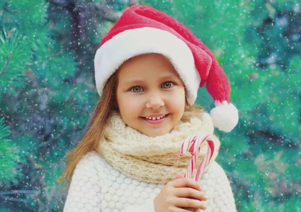 Retrato Natal Criança Menina Sorridente Chapéu Vermelho Santa Com Cana — Fotografia de Stock