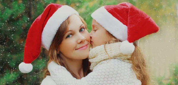 Retrato Navideño Niña Pequeña Besando Madre Feliz Sombrero Rojo Santa — Foto de Stock