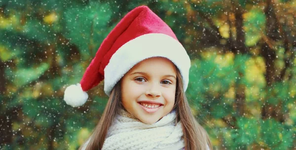 Retrato Natal Criança Menina Sorridente Feliz Santa Chapéu Vermelho Livre — Fotografia de Stock