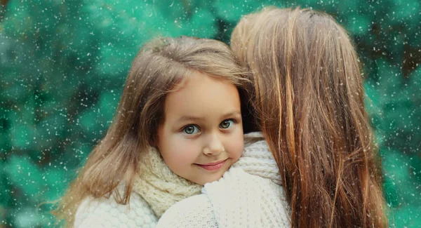 Retrato Inverno Mãe Sorridente Feliz Criança Menina Sobre Fundo Árvore — Fotografia de Stock