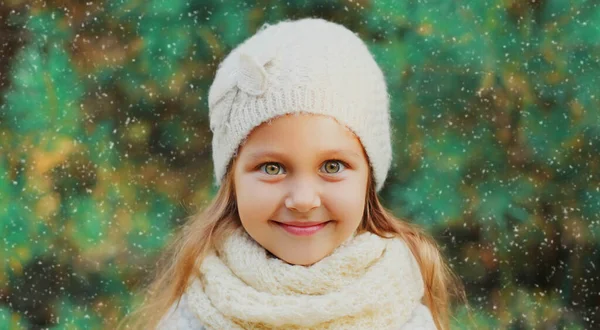 Retrato Inverno Criança Menina Vestindo Suéter Chapéu Malha Cachecol Perto — Fotografia de Stock