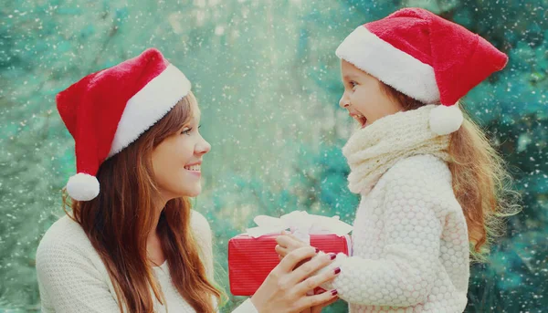Porträt Von Mutter Und Kind Weihnachtsmann Roter Mütze Mit Geschenkschachtel — Stockfoto