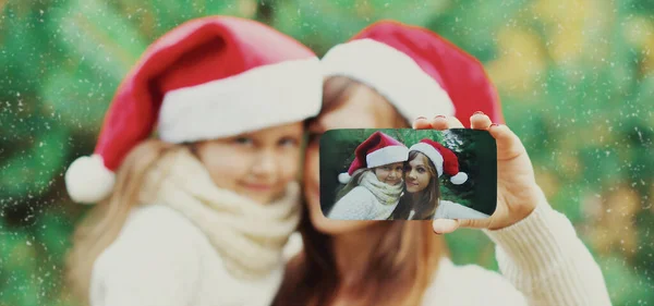 Χριστουγεννιάτικη Διάθεση Μητέρα Και Παιδί Τραβώντας Selfie Φωτογραφία Από Τηλέφωνο — Φωτογραφία Αρχείου