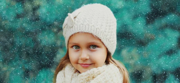 小女孩穿着针织帽衫和围巾在圣诞树旁的冬季肖像 — 图库照片
