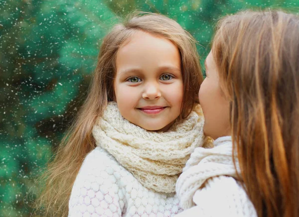 Kış Portresi Mutlu Gülümseyen Anne Küçük Kız Çocuğunun Noel Ağacı — Stok fotoğraf
