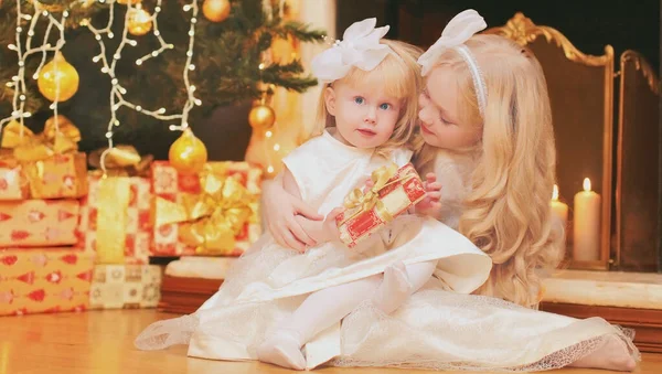 Crianças Duas Meninas Irmãs Sentadas Com Presentes Casa Fundo Uma — Fotografia de Stock