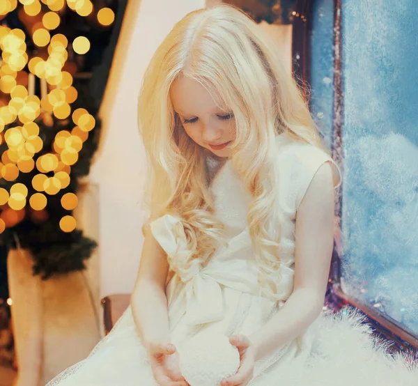 Retrato Criança Menina Com Brinquedo Bola Neve Sobre Árvore Natal — Fotografia de Stock