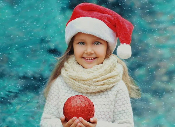 Porträtt Glad Liten Flicka Barn Santa Röd Hatt Håller Bollen — Stockfoto