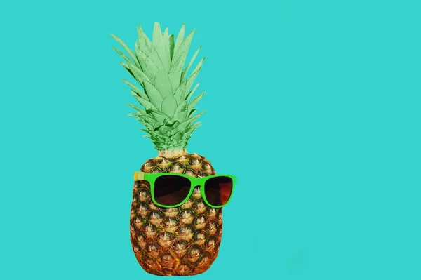 Nahaufnahme Einer Stilvollen Kleinen Ananas Mit Sonnenbrille Auf Blauem Hintergrund — Stockfoto