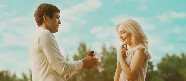 Lyckligt Par Man Föreslår Ring Till Sin Kvinna Utomhus Bröllop — Stockfoto