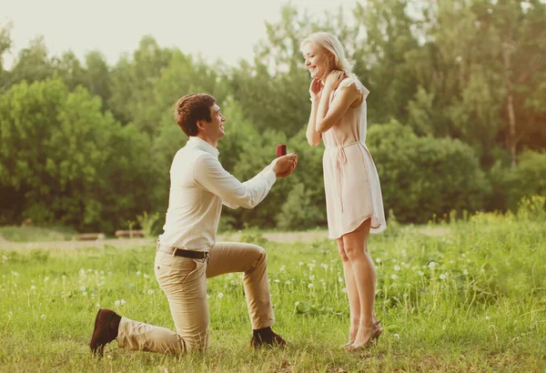 Feliz Pareja Joven Hombre Arrodillado Proponiendo Anillo Amada Mujer Aire — Foto de Stock