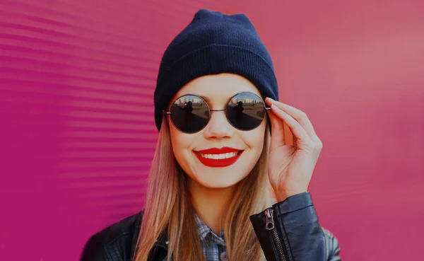 Retrato Mujer Rubia Sonriente Con Estilo Rock Negro Sobre Fondo — Foto de Stock