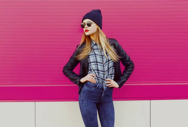 Стильная Блондинка Модель Черном Стиле Рок Одежды Розовом Фоне — стоковое фото