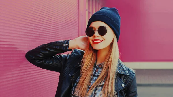 Retrato Mujer Rubia Sonriente Con Estilo Rock Negro Sobre Fondo — Foto de Stock