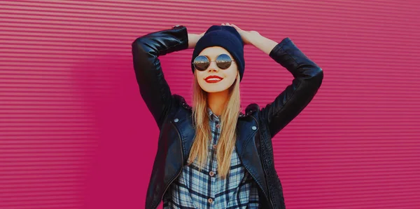 Retrato Mujer Rubia Hermosa Con Estilo Rock Negro Sobre Fondo — Foto de Stock