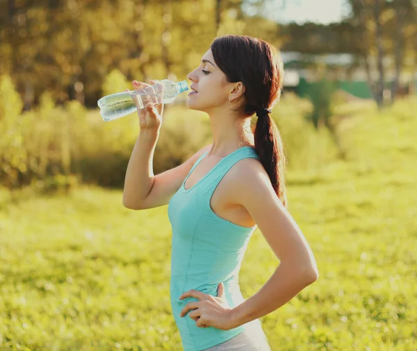 Fitness Femme Boire Eau Bouteille Sur Herbe Dans Journée Été — Photo