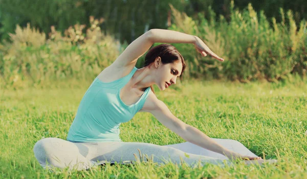 Fitness Frau Macht Übungen Auf Dem Rasen Sommerpark — Stockfoto