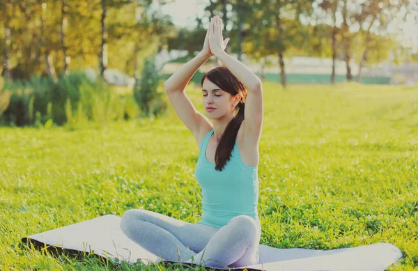 Fitness Vrouw Doet Yoga Oefeningen Het Gras Zonnig Zomerpark — Stockfoto