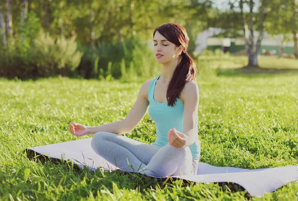 Fitness Frau Macht Yoga Übungen Auf Dem Rasen Sonnigen Sommerpark — Stockfoto