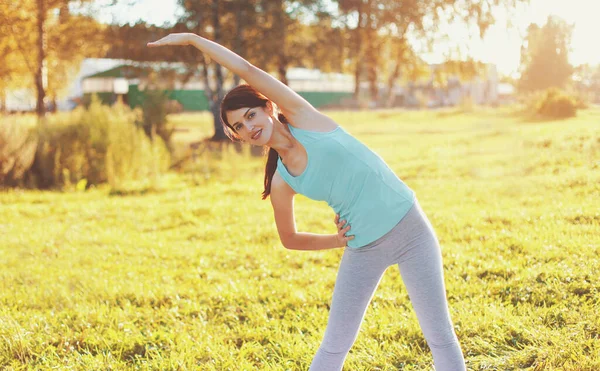 Fitness Vrouw Doet Oefeningen Het Gras Zonnig Zomerpark — Stockfoto