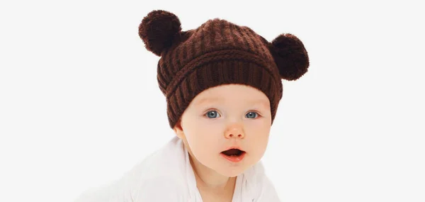 白い背景の上にクマの耳を持つ茶色の帽子の小さな赤ちゃんの肖像画 — ストック写真