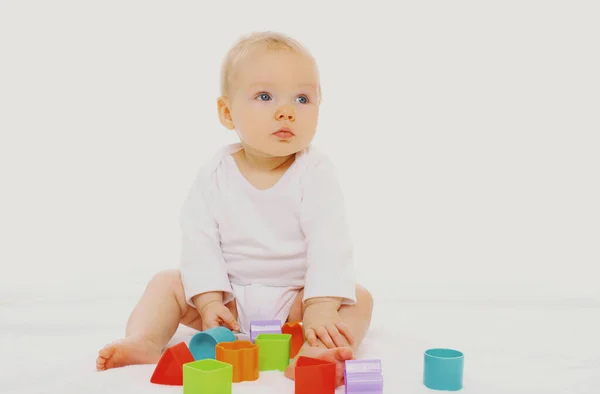 Портрет Милої Дитини Грає Підлозі Іграшками Білому Тлі — стокове фото