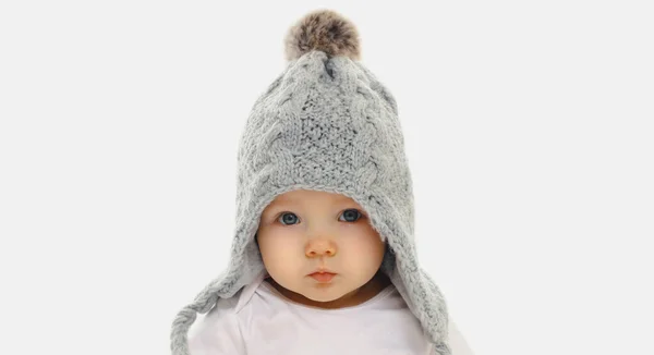 Porträt Nahaufnahme Von Baby Mit Einer Wintergrauen Strickmütze Vor Weißem — Stockfoto