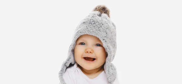 Porträt Nahaufnahme Eines Lächelnden Babys Mit Einer Wintergrauen Strickmütze Vor — Stockfoto