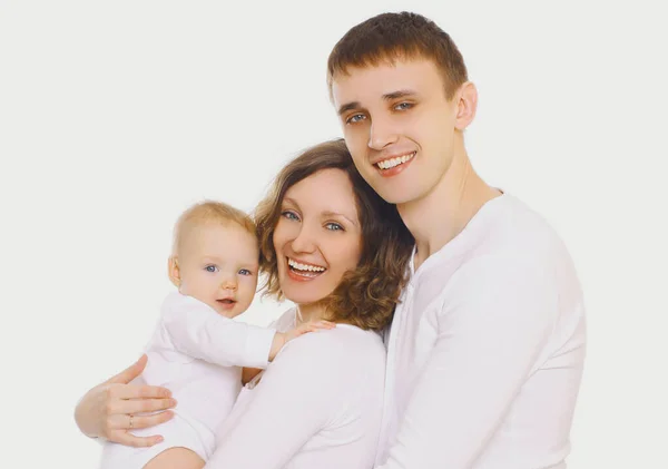 Familienporträt Von Glücklich Lächelnder Mutter Vater Und Baby Vor Weißem — Stockfoto