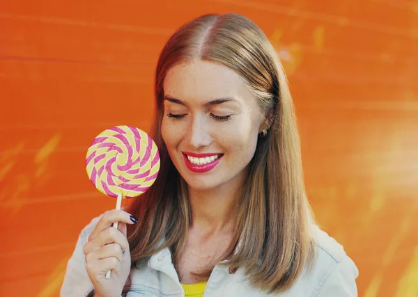 Verano Colorido Retrato Mujer Joven Feliz Sonriente Con Piruleta Sobre — Foto de Stock
