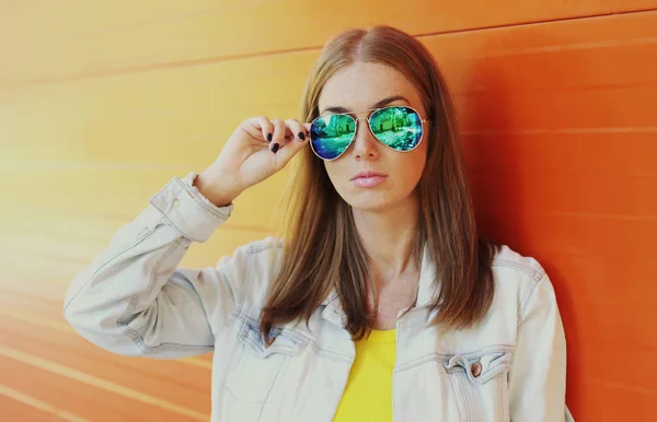 Retrato Verano Una Hermosa Joven Con Gafas Sol Ciudad Sobre —  Fotos de Stock