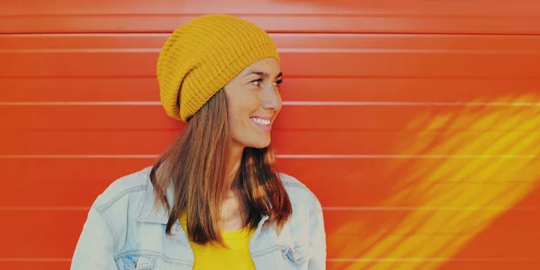 Летний Портрет Счастливой Улыбающейся Молодой Женщины Смотрящей Город Жёлтой Шляпе — стоковое фото