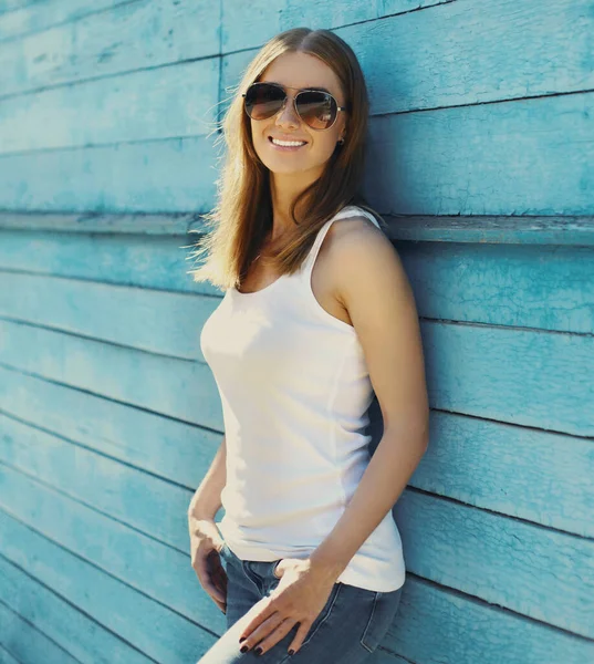 Retrato Una Hermosa Joven Sonriente Casual Sobre Fondo Pared Azul — Foto de Stock