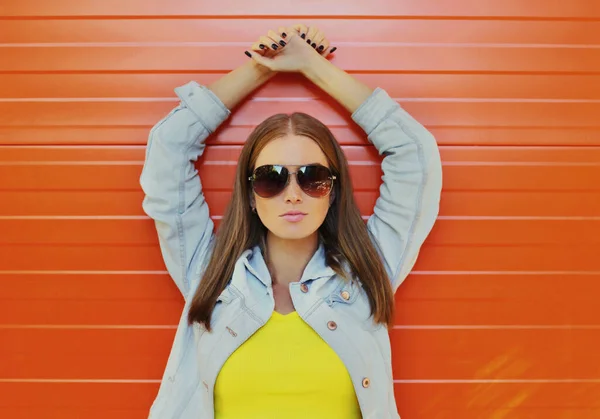 Sommerporträt Der Schönen Jungen Frau Mit Sonnenbrille Der Stadt Vor — Stockfoto