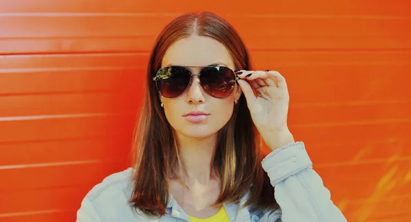 Літній Портрет Красивої Молодої Жінки Сонцезахисних Окулярах Місті Помаранчевому Фоні — стокове фото