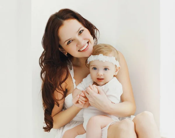 Retrato Hermosa Madre Sonriente Feliz Lindo Bebé Sentado Habitación Blanca —  Fotos de Stock