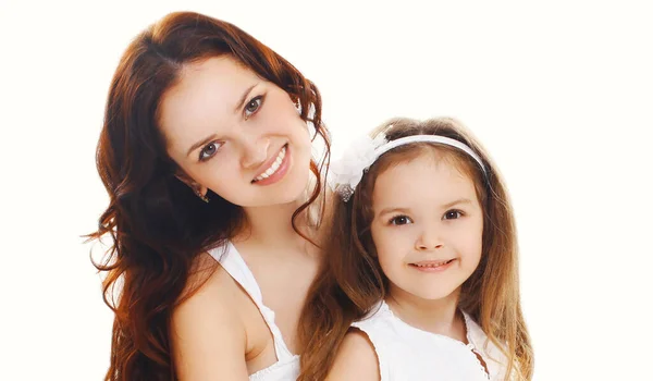 Beyaz Bir Arka Planda Mutlu Gülümseyen Anne Kız Çocuğunun Portresi — Stok fotoğraf