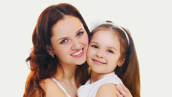 Beyaz Bir Arka Planda Mutlu Gülümseyen Anne Kız Çocuğunun Portresi — Stok fotoğraf