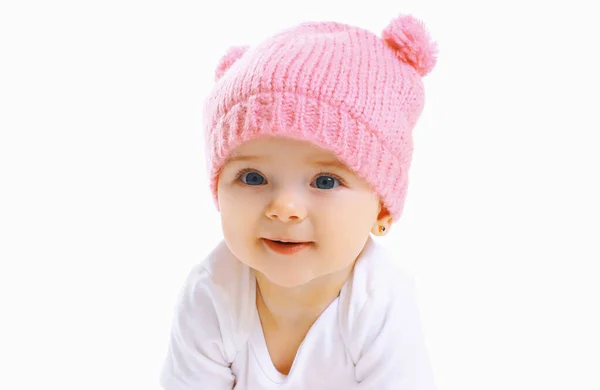 白底上戴着一顶针织粉色帽子的甜宝宝的肖像特写 — 图库照片