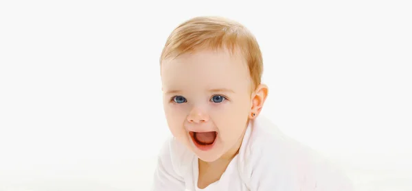 Retrato Cerca Bebé Lindo Arrastrándose Suelo Sobre Fondo Blanco — Foto de Stock