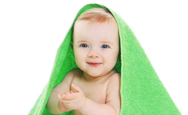Retrato Close Bebê Sorridente Sob Toalha Verde Sobre Fundo Branco — Fotografia de Stock